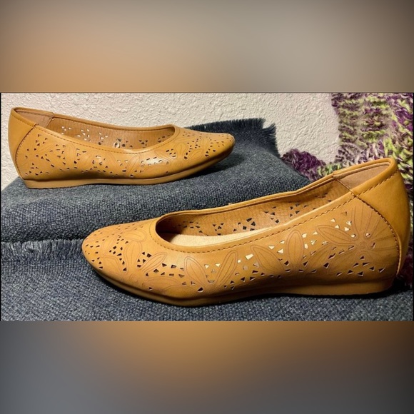 •Memory foam flats by BareTraps “Mariah” Brown women’s cut out round toe wedge - Picture 5 of 8